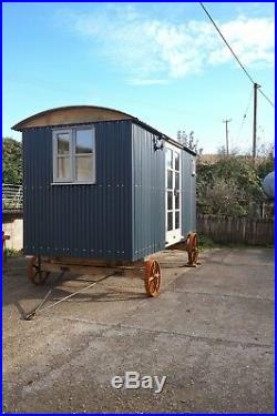 Shepherds Hut with Kitchen and Bathroom